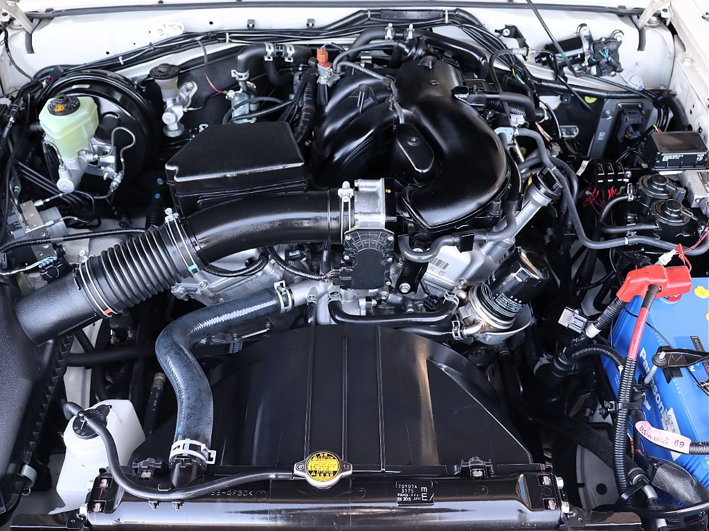 エンジンルームコンディションも良好ですよ！