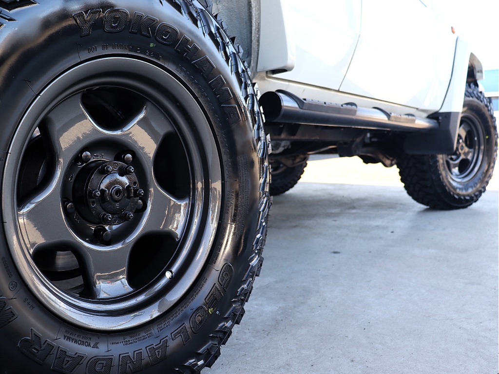 ホワイトボディにガンMカラーのホイールがマッチしてますね♪