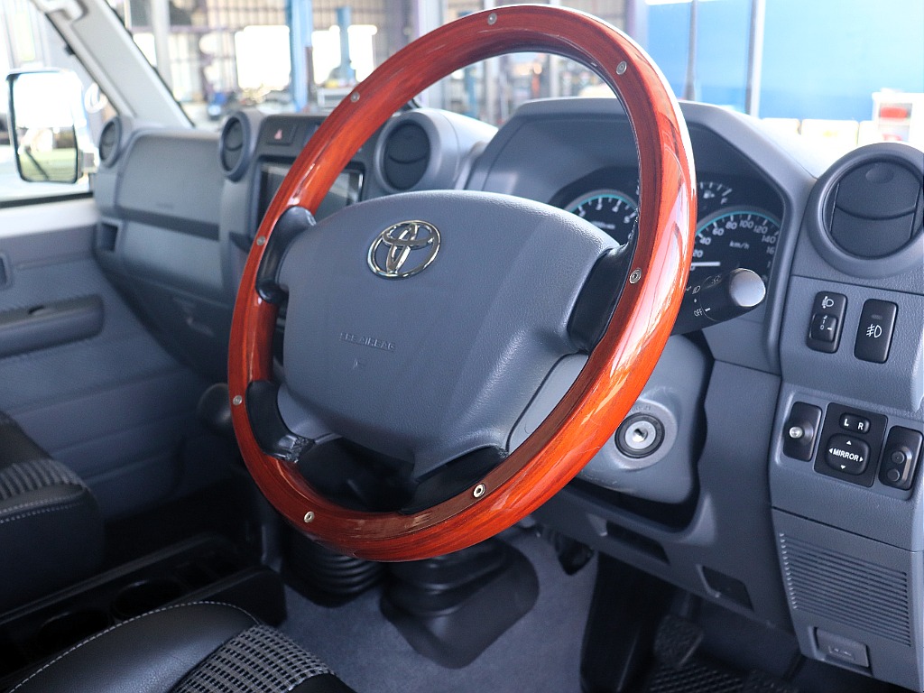 REAL製ステアリングをセット！毎日握るステアリグだからこその拘りですね！