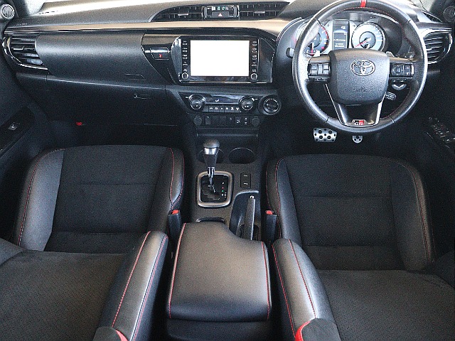 インパネ廻り！中央には純正8インチディスプレイオーディオ！