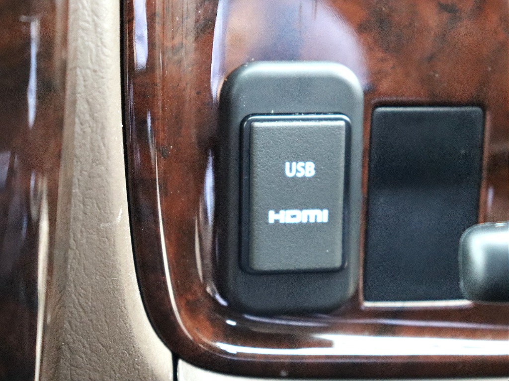 HDMIポートをご用意させていただきましたので、携帯のミラーリングも行えますよ！
