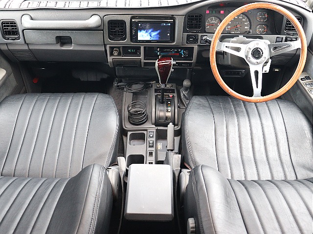 スパルタンなインパネ周りにスポークのステアリングが映えますね♪