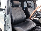 クラシックレザー調のシートカバー装備！
