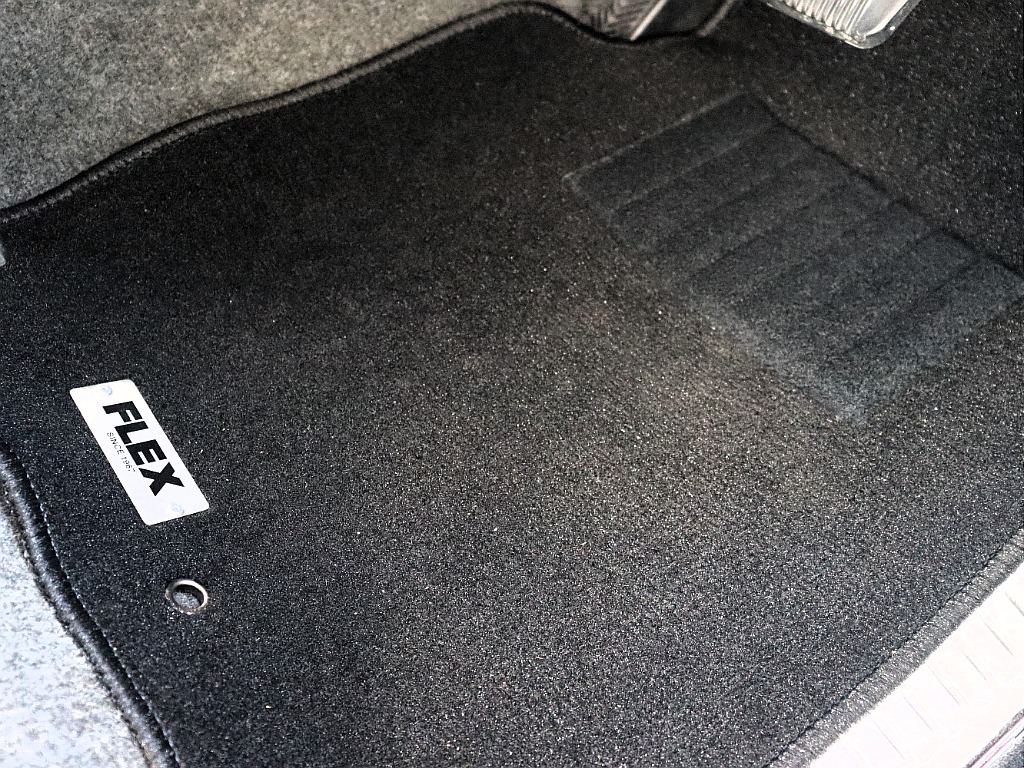 新品フロアマットをセットいたしました！