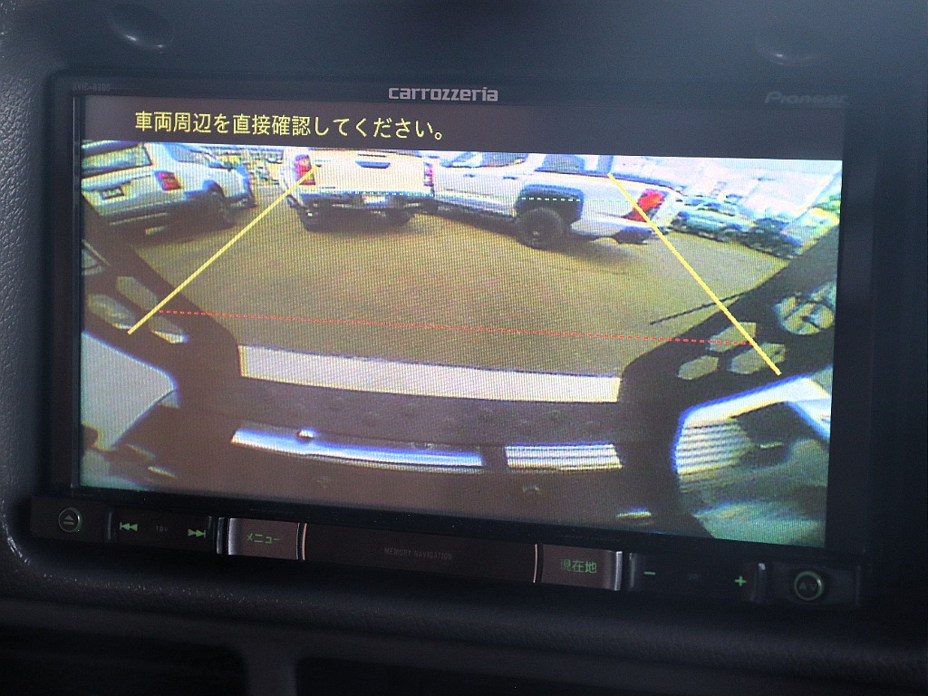 バックモニター付きで後方視界もシッカリ確保！
