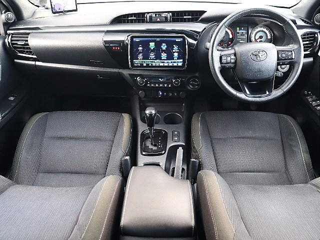 インパネ廻り！フローティングナビ付でロングドライブも楽しく快適に車内をお過ごしいただけます！