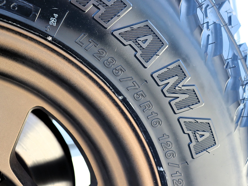タイヤサイズは２８５サイズになります！