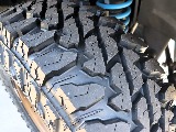 無骨なトレッドパターン！
