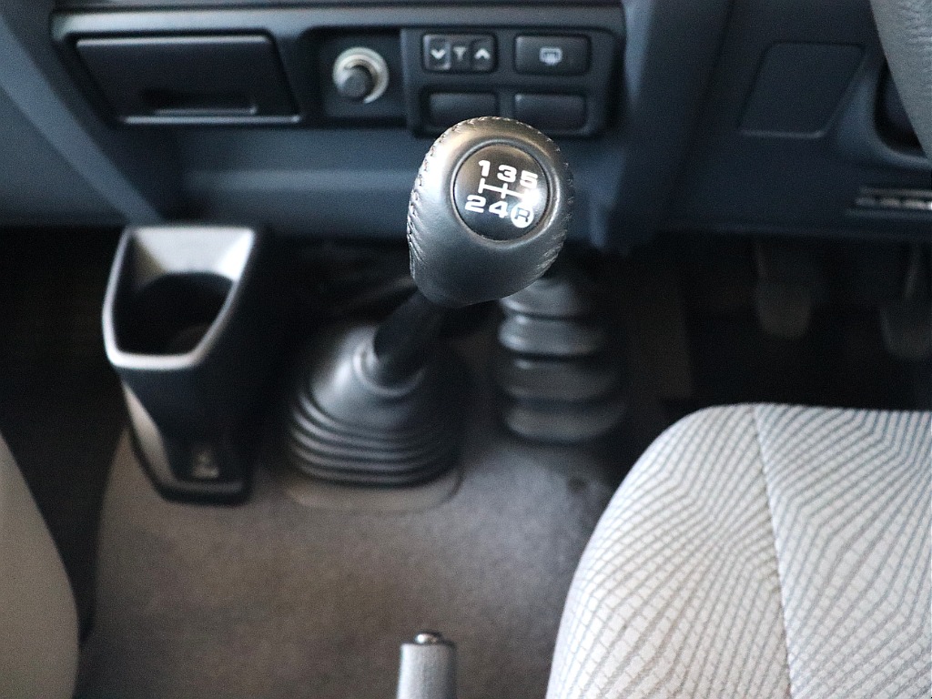 ５速MT車！操作する楽しさを存分に味わえますよ！