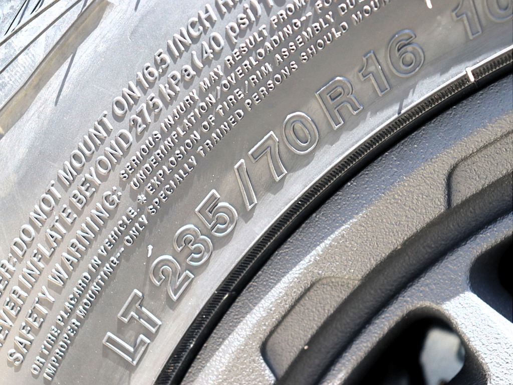 タイヤは新品ジオランダー２３５/７０/１６X-ATをセット！