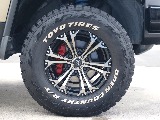 足元にはナイトロパワー17インチAWにオープンカントリー285R/Tタイヤの組み合わせ！