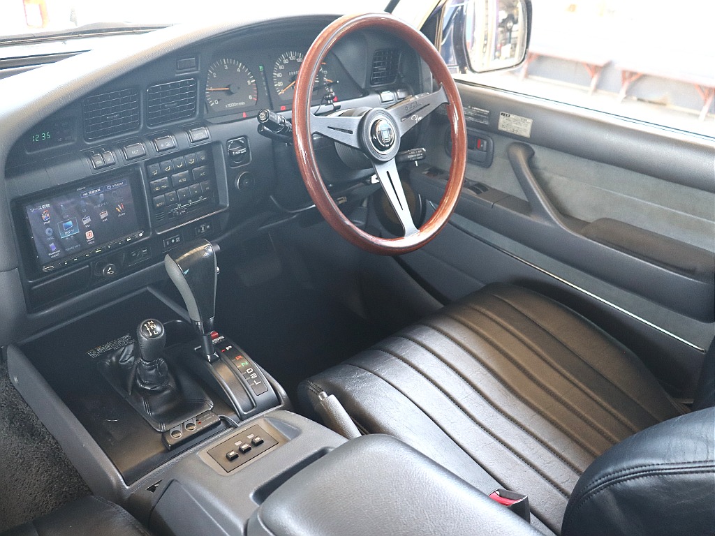 運転席回りキレイに保たれております☆