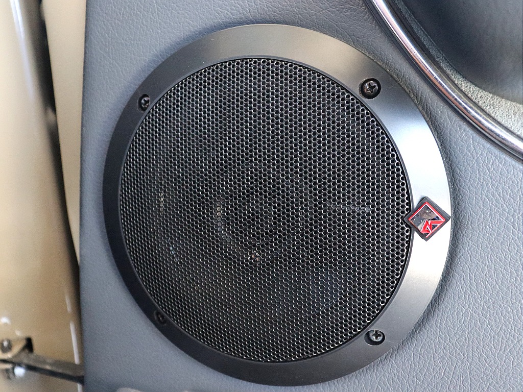 フロントはロックフォード製スピーカーをセット！