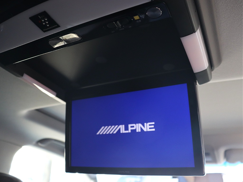 ALPINE製後席フリップダウンモニター装備済み！ロングドライブも快適にお過ごしいただけます！
