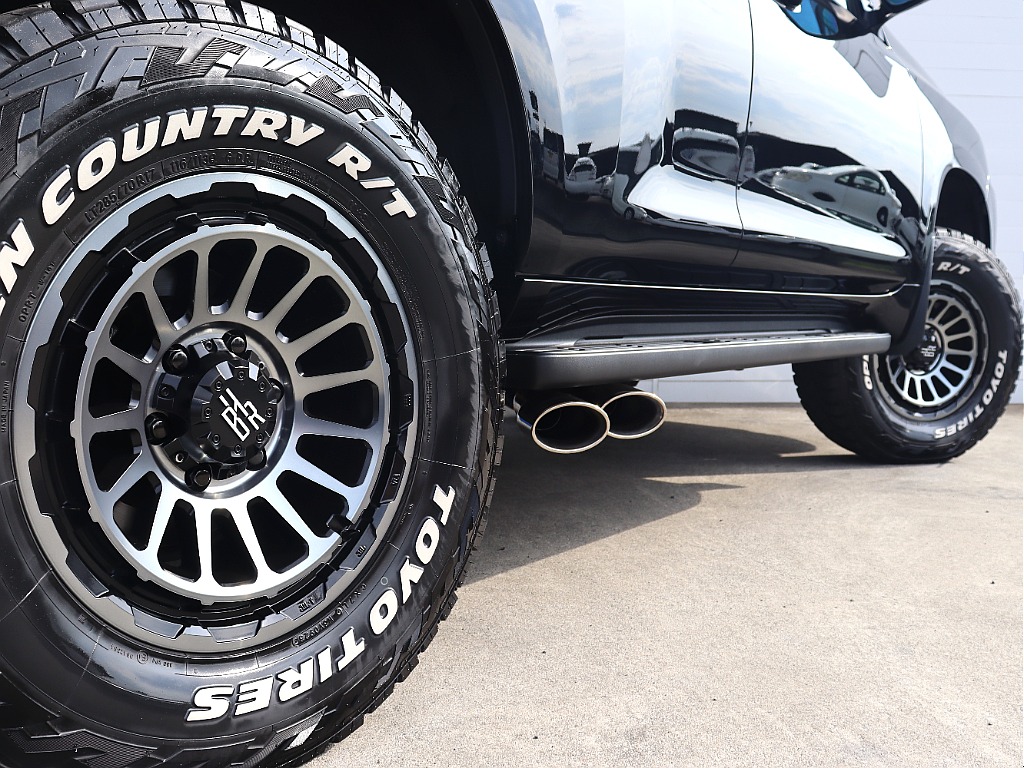足元にはBHR17インチAWにオープンカントリーRTタイヤの組み合わせ！