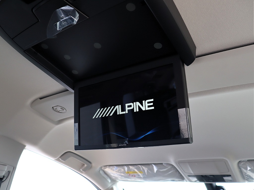 ALPINE製12.8インチフリップダウンモニターをセット！長旅には欠かせませんね♪