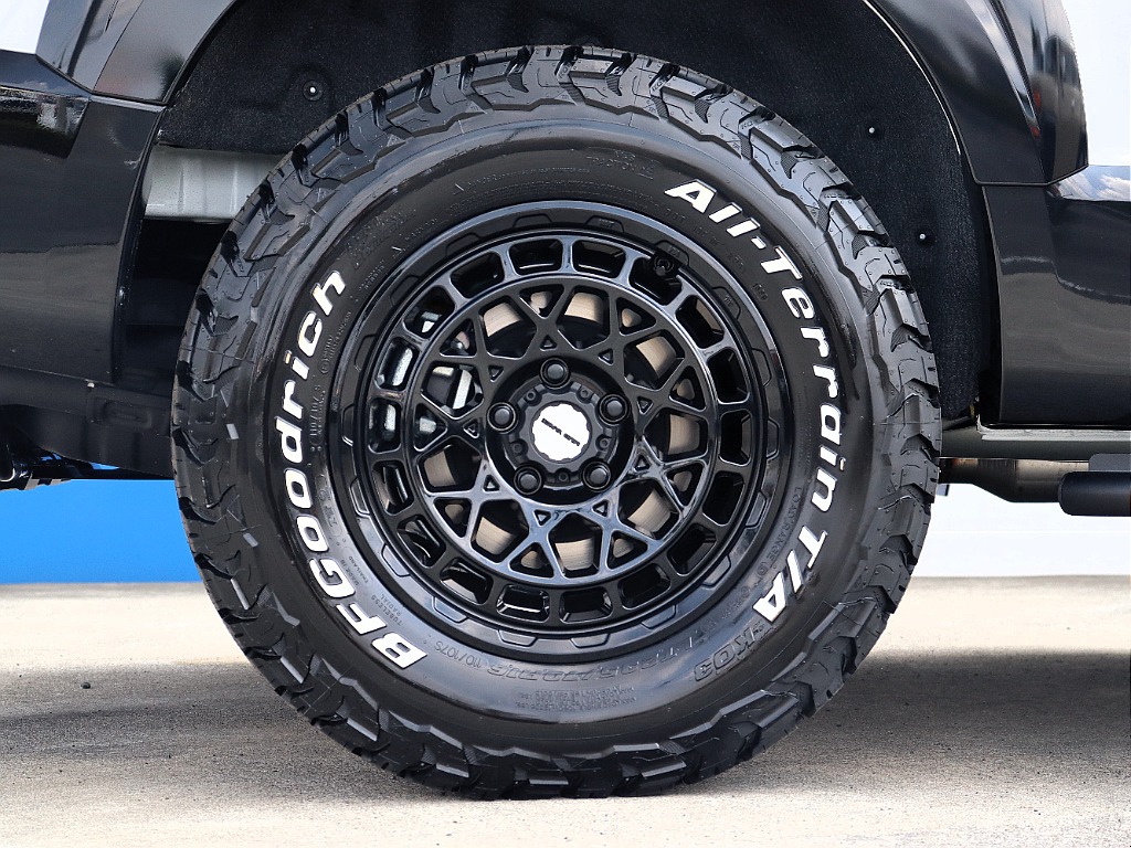足元にはマッドヴァンス16インチAWをセット！