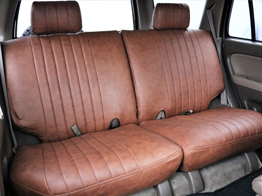 セカンドシートは大人二人がゆったりと座れるスペースがありますので、長距離ドライブでも安心です。