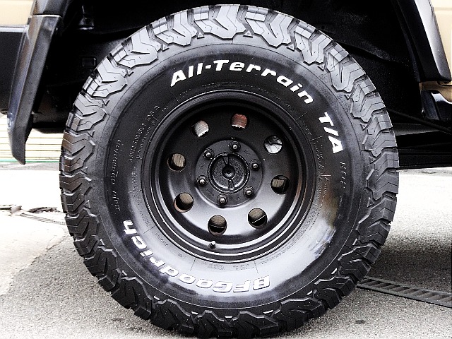 ジムライン15インチAWにBFGoodrichタイヤを合わせております。ワイドボディーに合わせたサイズ感でとても良く似合っております。