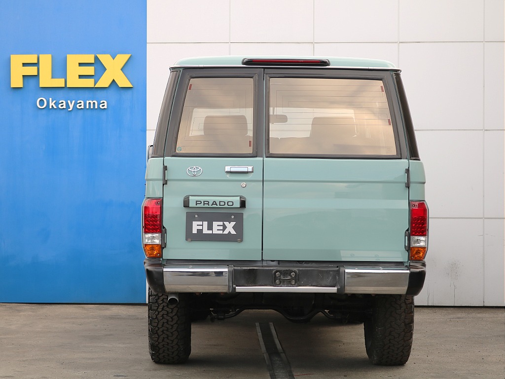 無骨な観音開きのリヤゲート☆