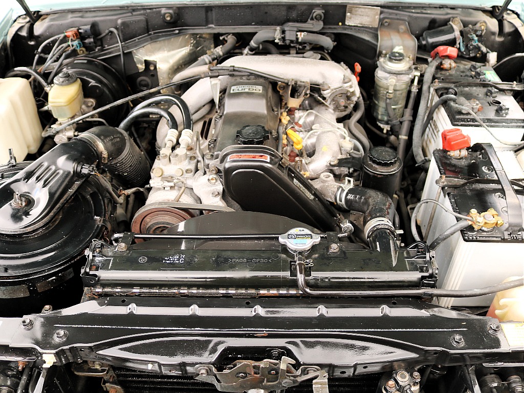 エンジンルームは御覧の通りです☆