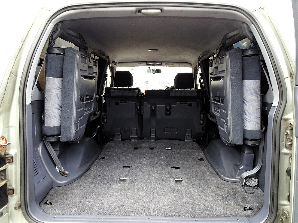 セカンドシートを折りたためば、長物のお荷物も積みこみ可能☆