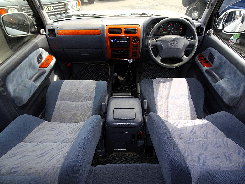 内装も外装の純正スタイルに合わせてあえて純正シートのままで☆もちろんシートカバー取付可能です☆