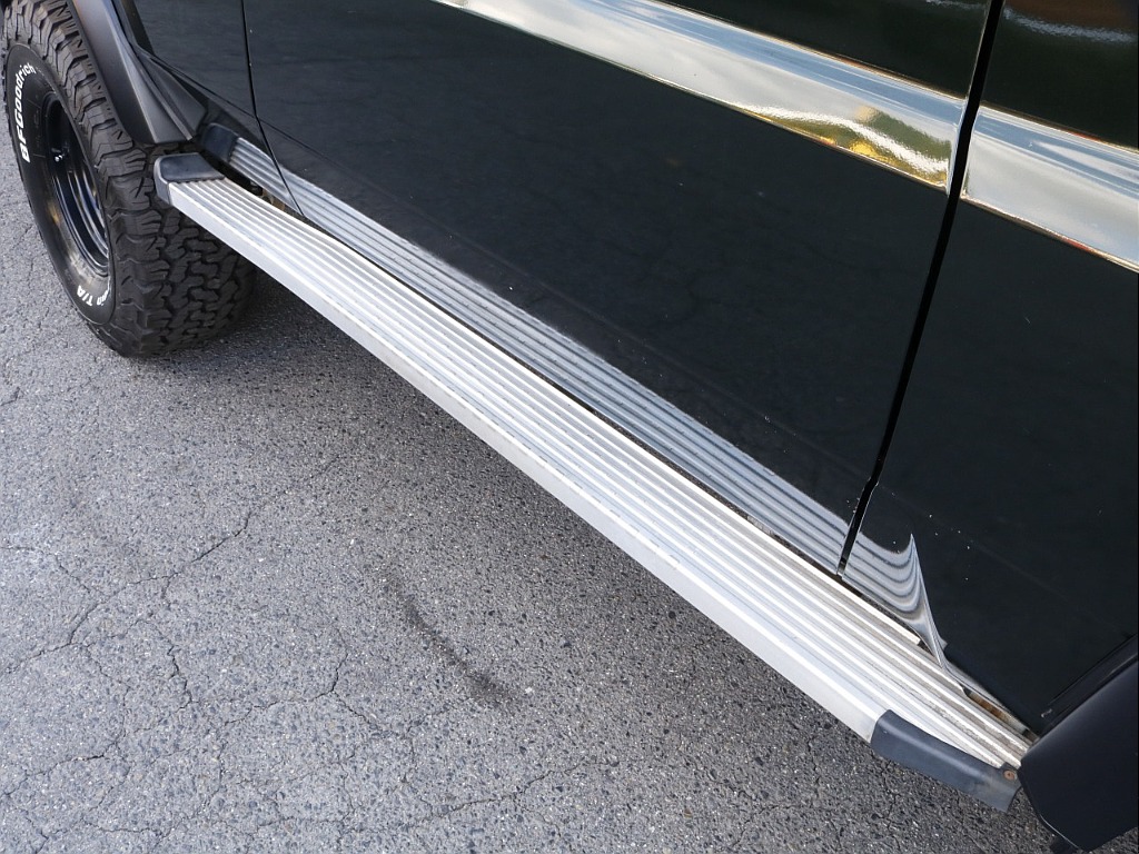 サイドステップ付きで乗り降り楽々♪