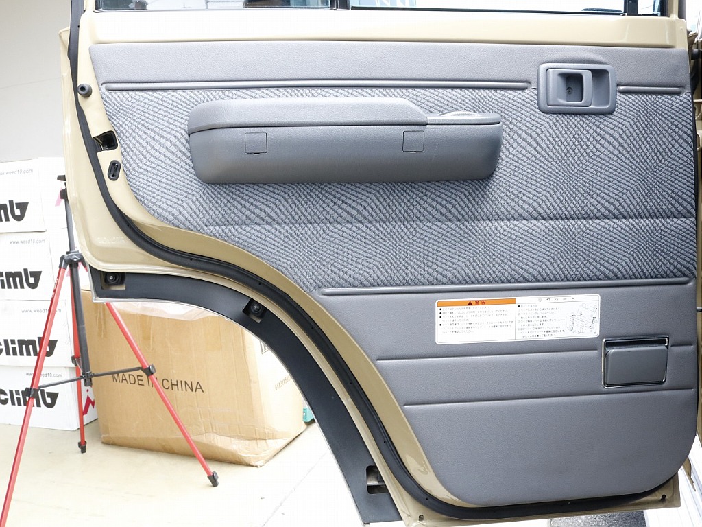 助手席側のセカンドシートの内張り