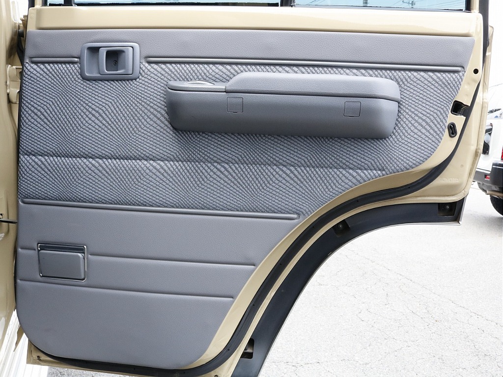 運転席側のセカンドシートの内張り