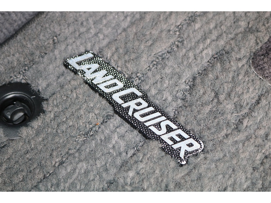 マットにもランドクルーザーエンブレム