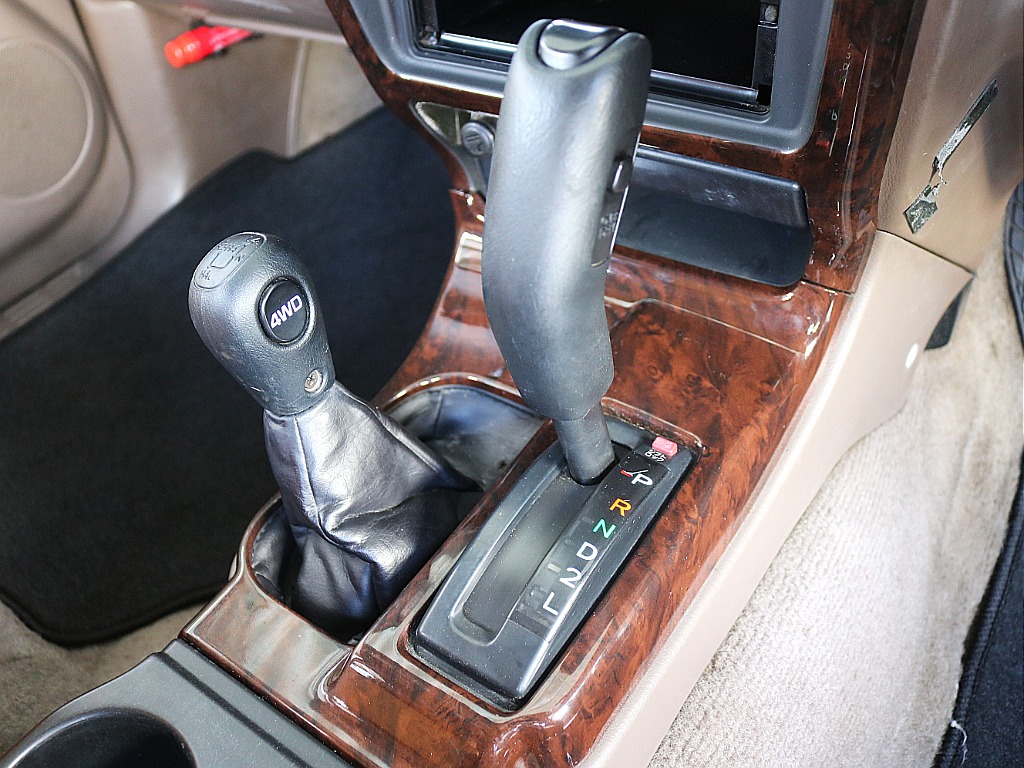 185サーフ特有のシフトノブは特別感があって良いですね♪