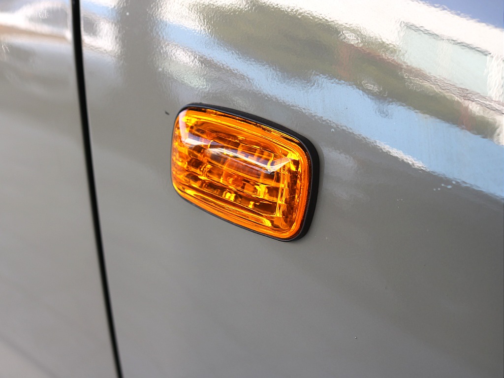 サイドマーカーもオレンジにてクラシック感を演出します♪