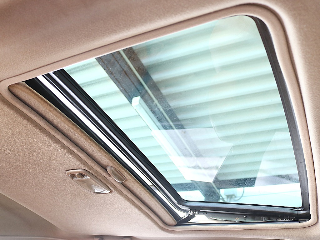 チルトも可能ですので空気の入れ替えにも便利です♪