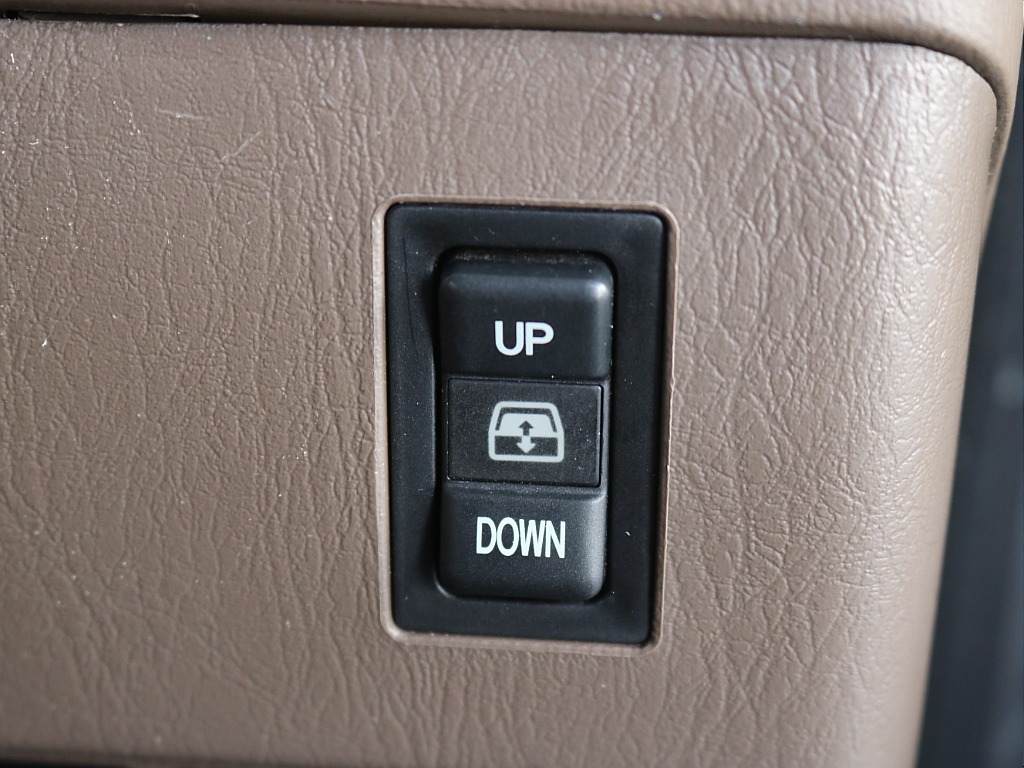 185サーフ最大の特徴と言えばリアハッチのガラスの開閉です！