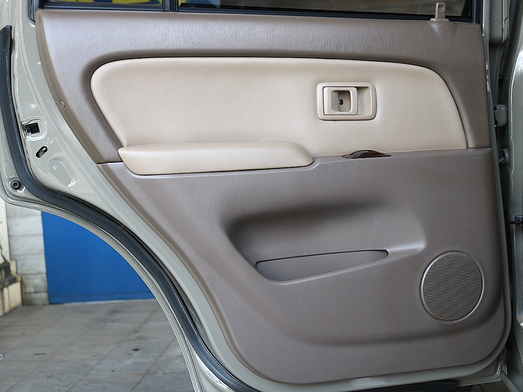 シートカバーと同じ生地で張り替えるのが鉄板です♪