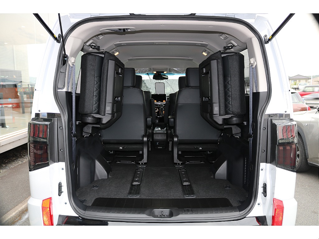 3列目シートは左右跳ね上げれば広々のラゲッジスペースの誕生です！