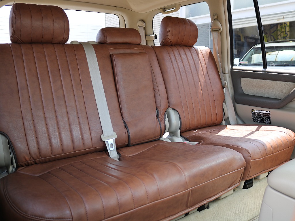 後席は3人掛けシート完備！