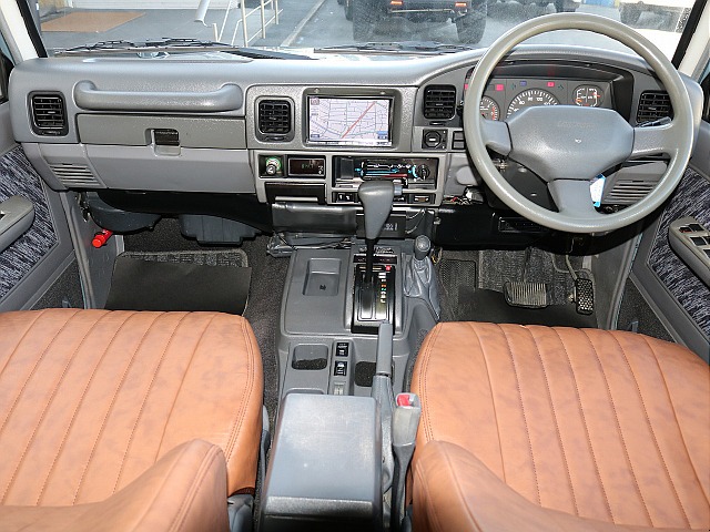 クラシックシートカバーの映えるコックピットです！