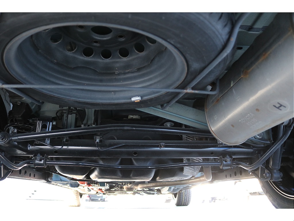 スペアタイヤはリアフロア下部に取り付けされております！