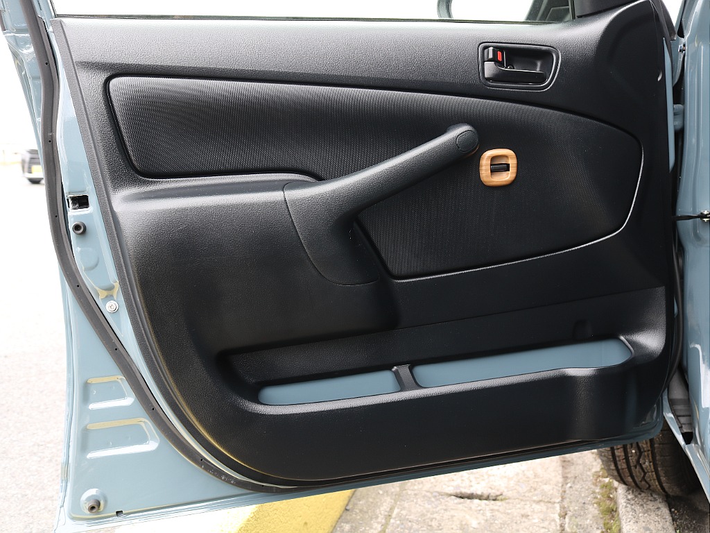 インテリアパネルは助手席のドアスイッチにも装着！