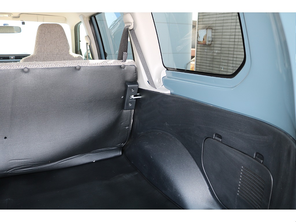 たくさん荷物を積んでキャンプやサーフィン等のアウトドアへ行きたい車ですね！