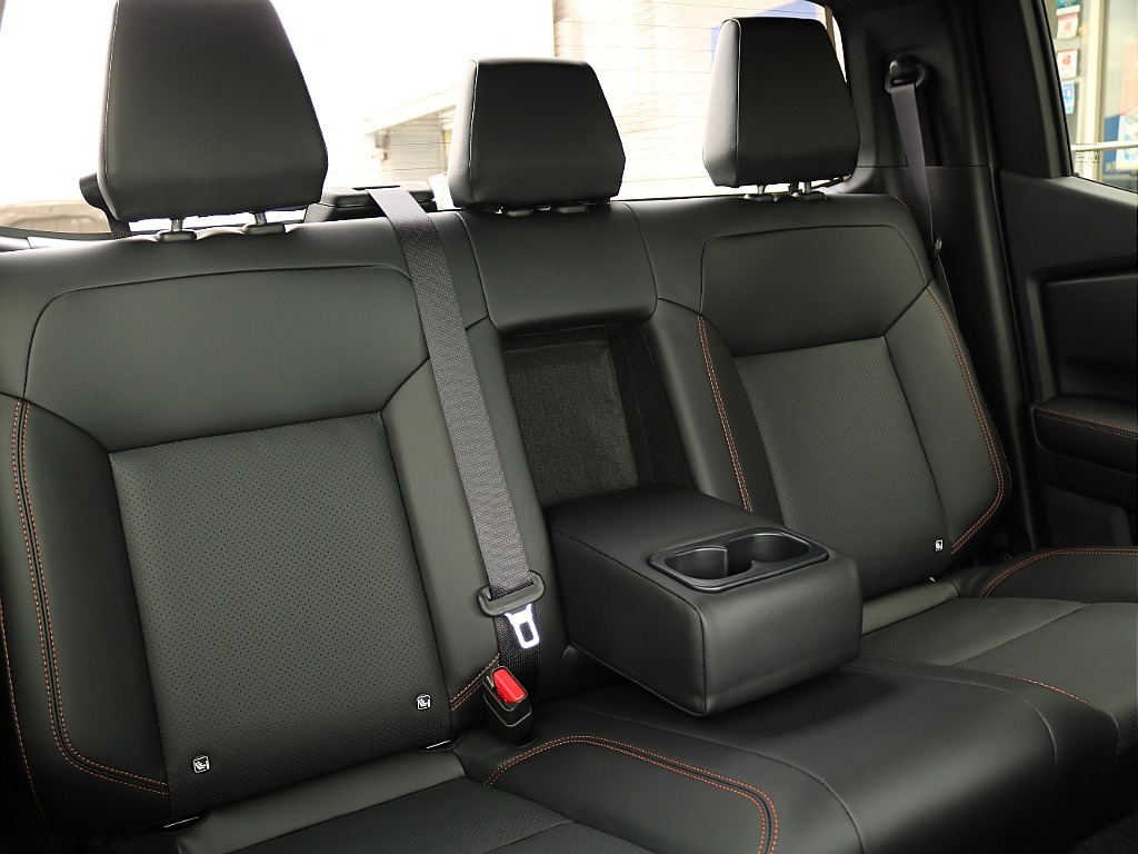 セカンドシートは貨物登録車ですので、リクライニング不可です☆