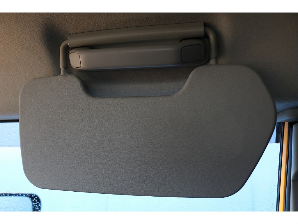 サンバイザーは前だけでなくサイドにも付いています。