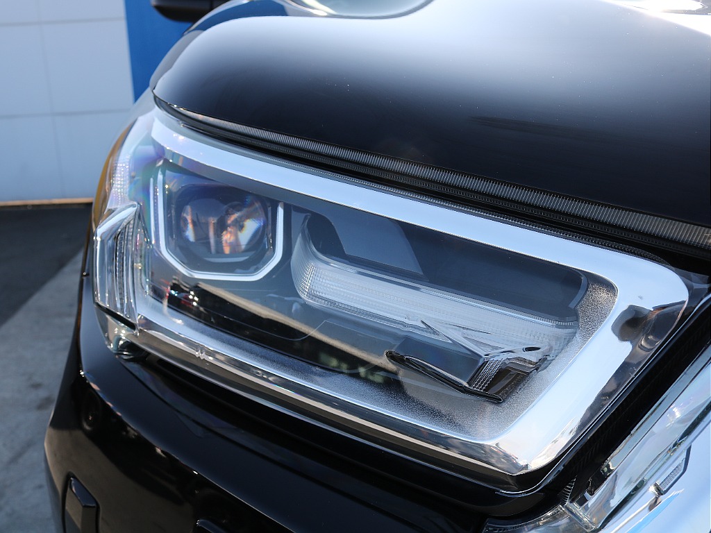 LEDヘッドライトがフロントフェイスを引き締めますね！