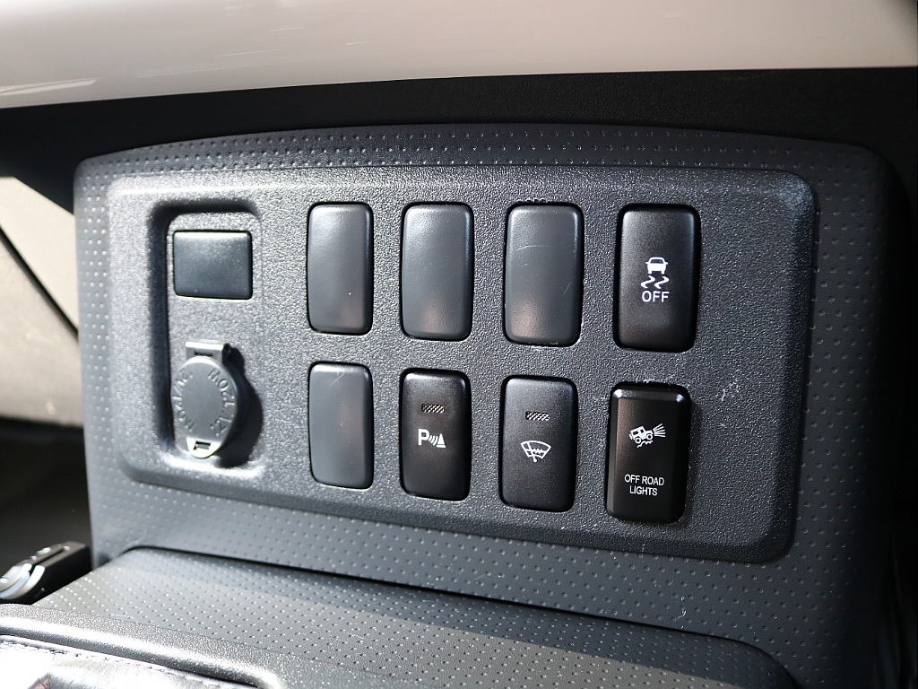 大型のボタンもFJクルーザーの魅力です！