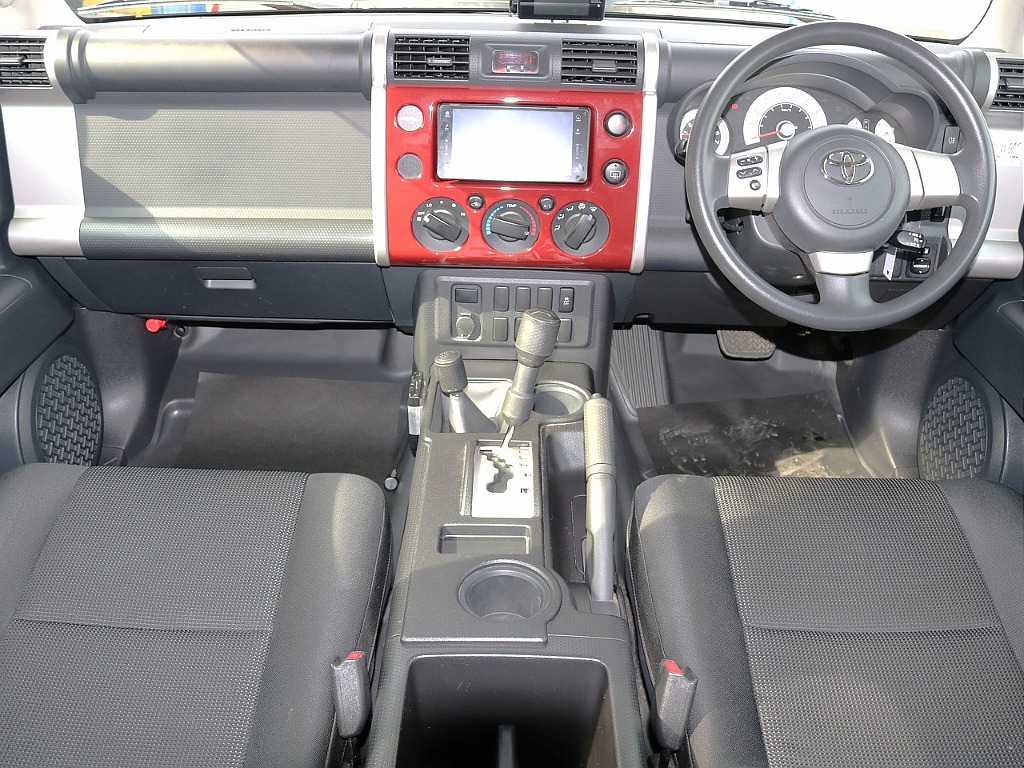 ナビ周りのインパネがボディ同色でオシャレです☆