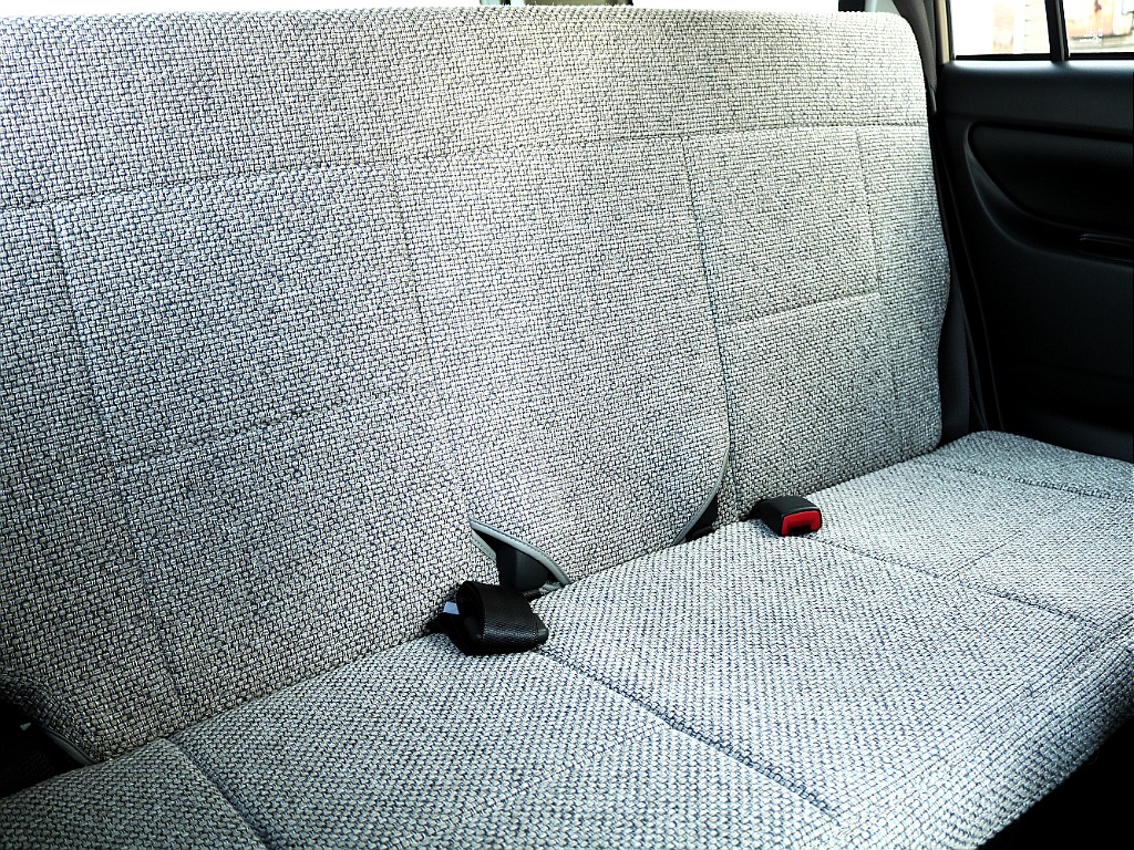セカンドシートは、貨物登録車の為リクライニング不可です☆