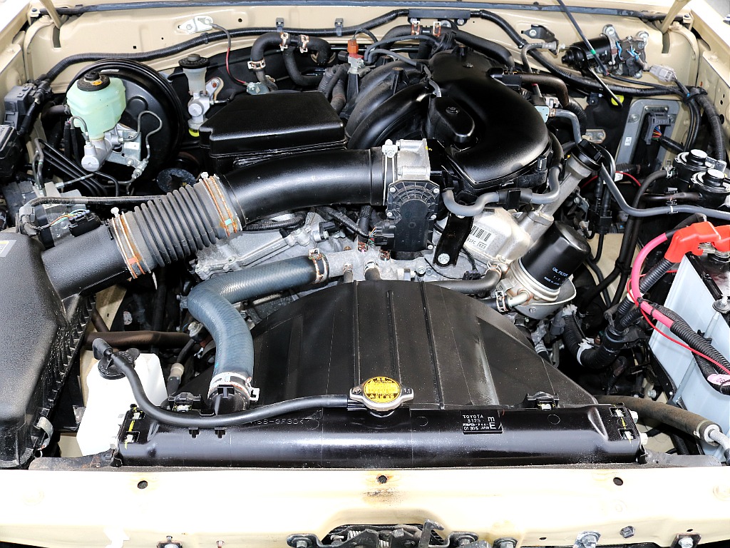 エンジンルームは御覧の通りです☆