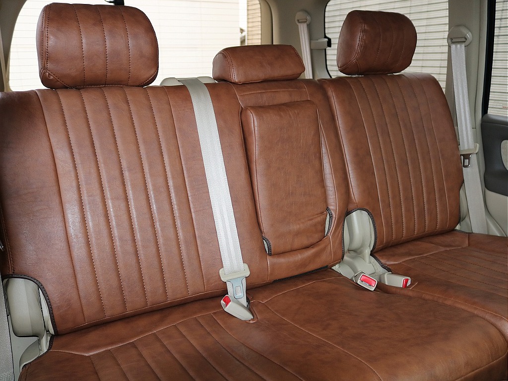 3人掛けの２列目シートは広々で座り心地も良いですよ！